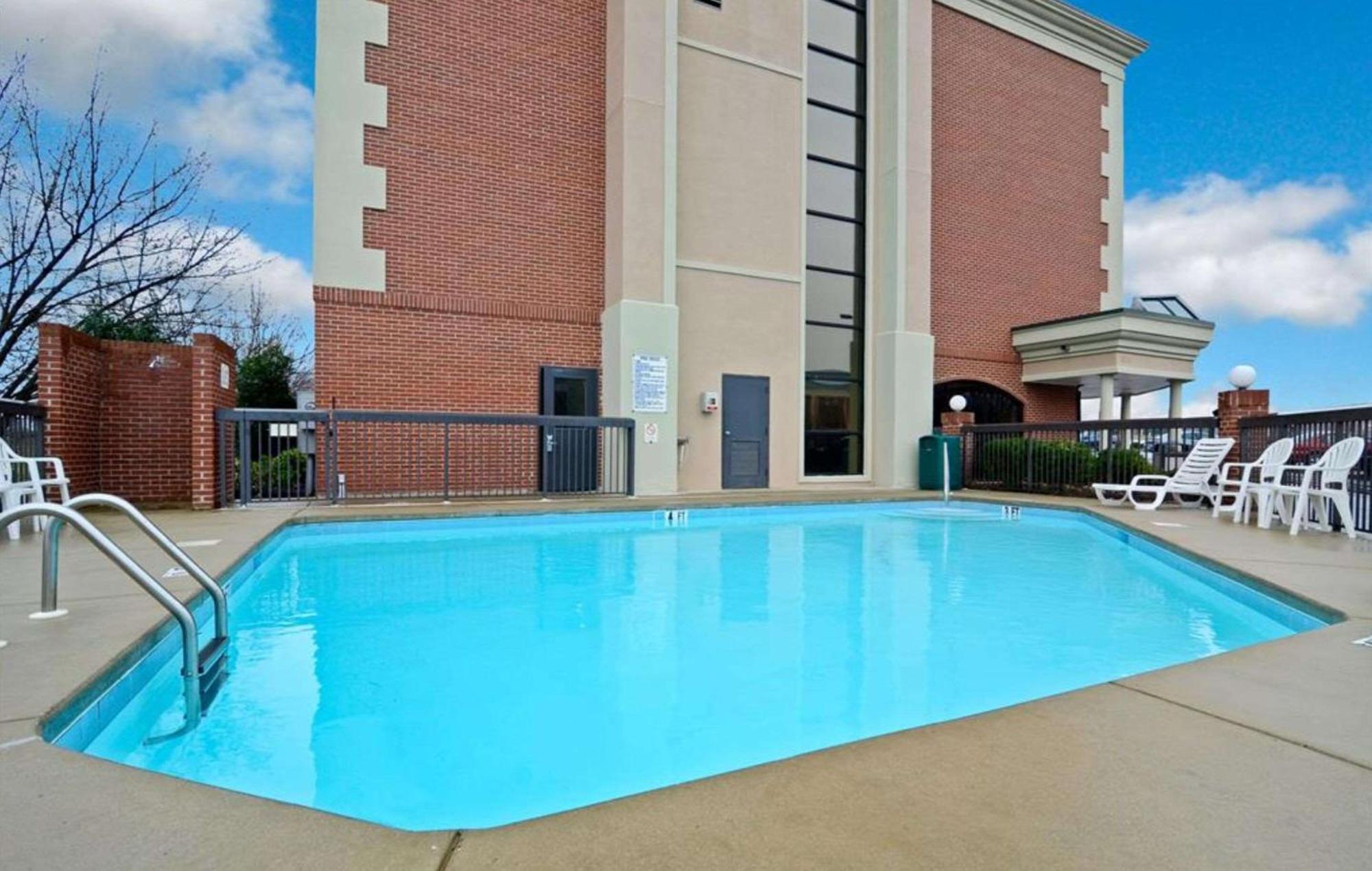 Clarion Pointe Greensboro Airport Hotel Exterior photo