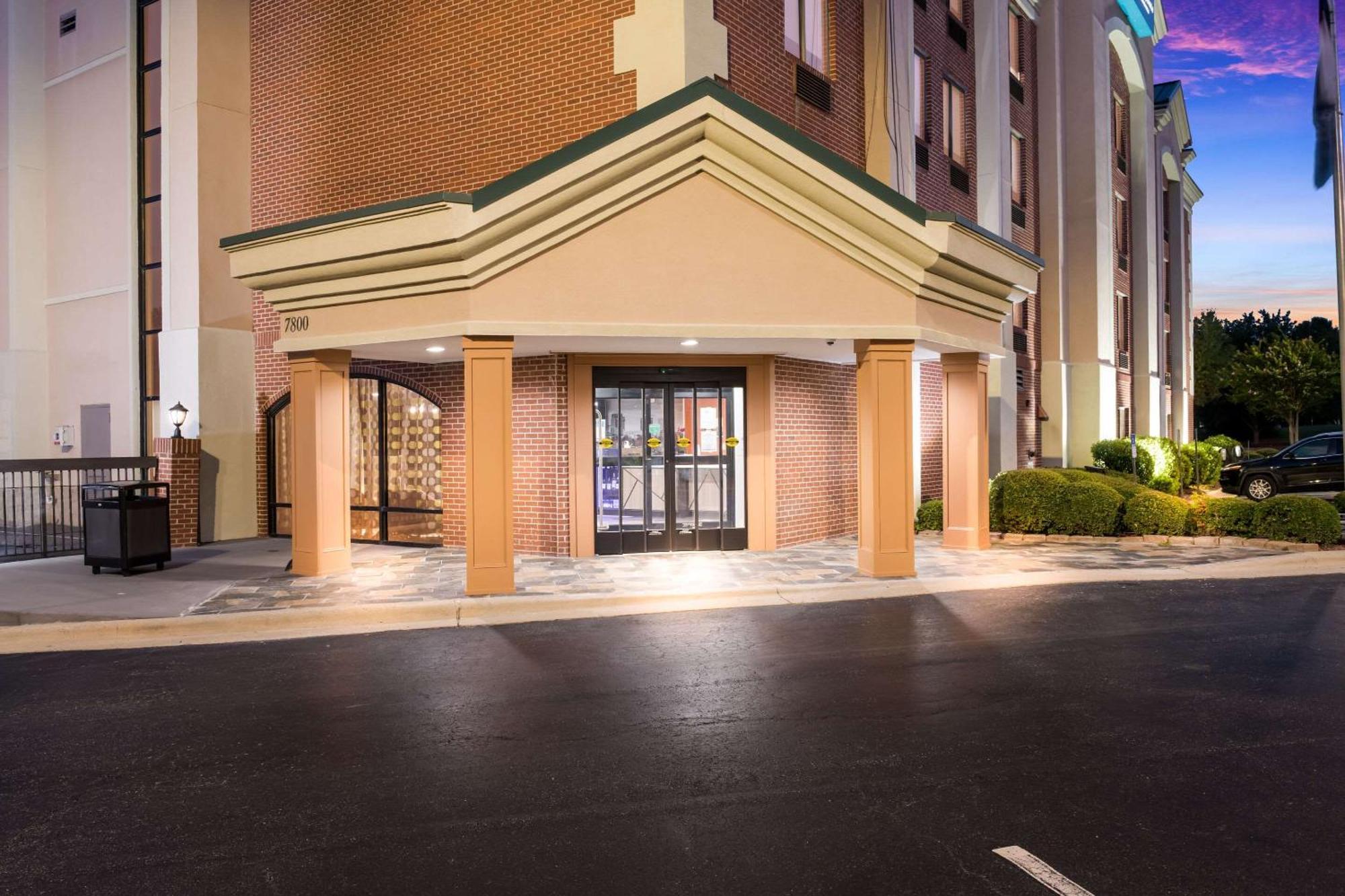 Clarion Pointe Greensboro Airport Hotel Exterior photo